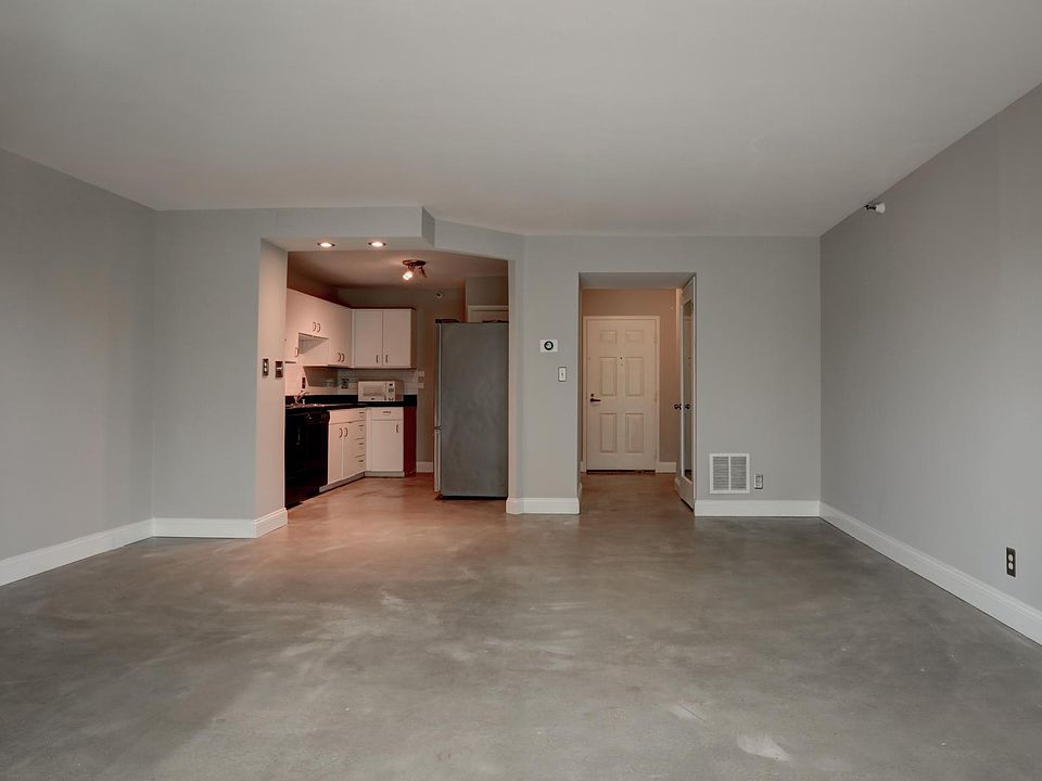 1st image of 1600 N Oak St APT 424