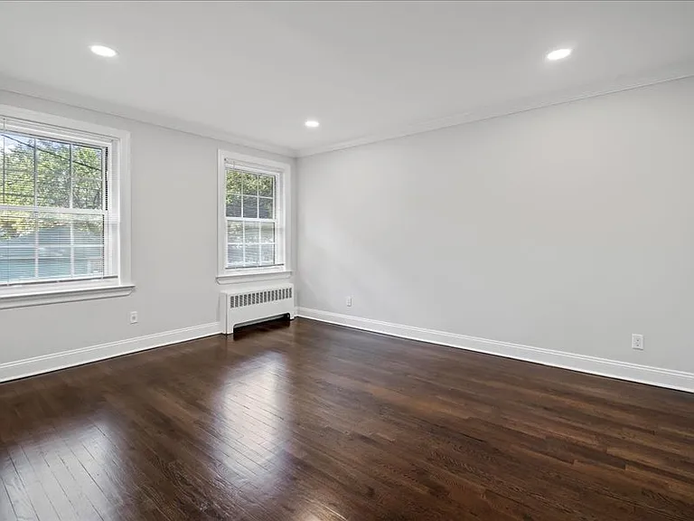 Whitehall Apartments — Photo 9