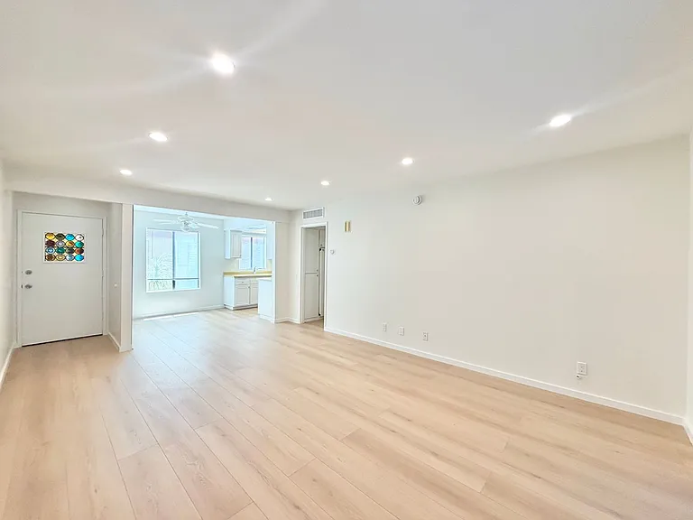 1407 N Sunrise Way #18 — Photo 2