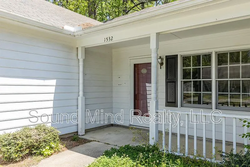 3 bed, 2.0 bath, 1293 sqft, $1,550 — Photo 3