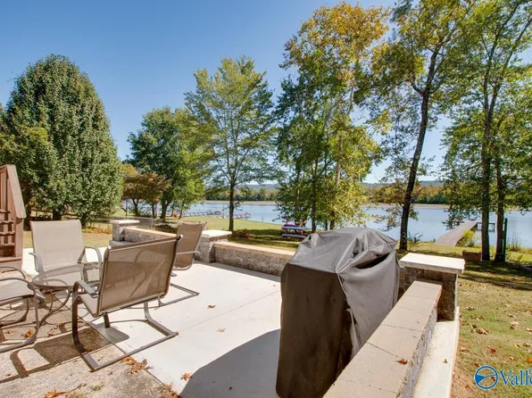 304 Scenic Dr, Scottsboro, AL 35752