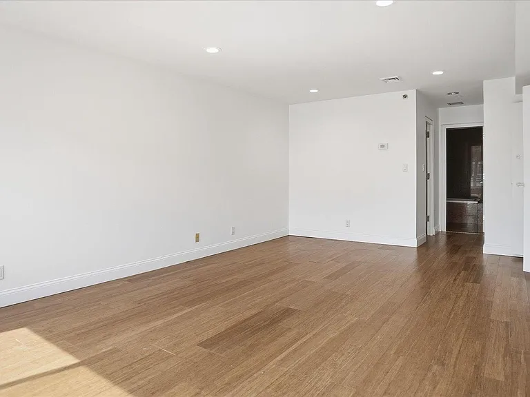100 Cuttermill Rd #4M — Photo 11