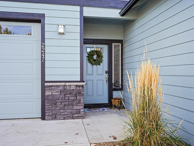 2247 NE Indigo Ln — Photo 3