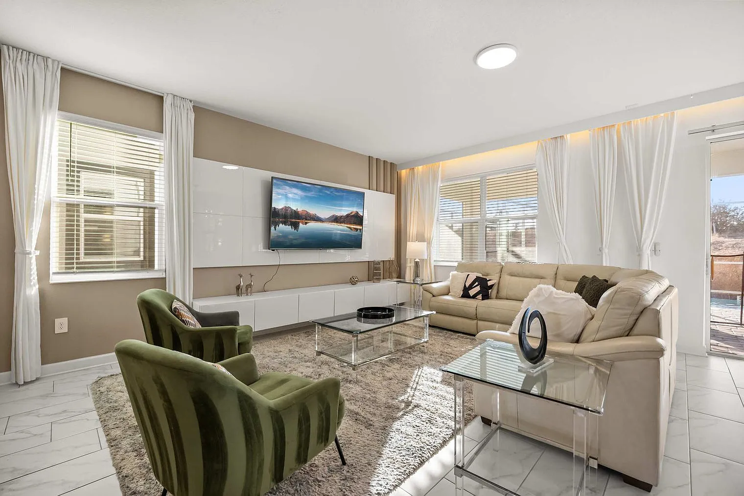 7 bed, 5.0 bath, 4014 sqft, $6,834 — Photo 1