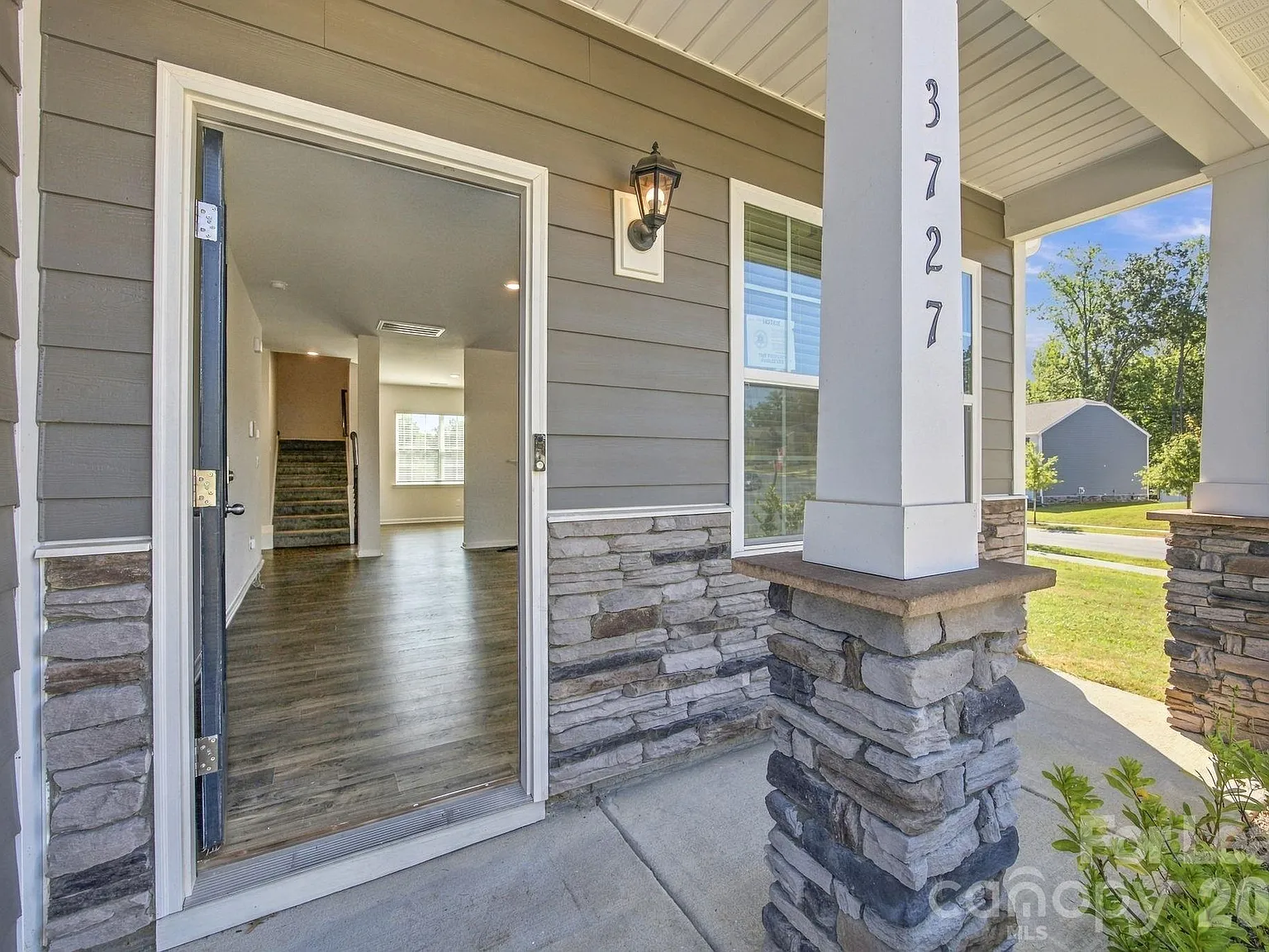 4 bed, 2.5 bath, 1995 sqft, $2,350 — Photo 3