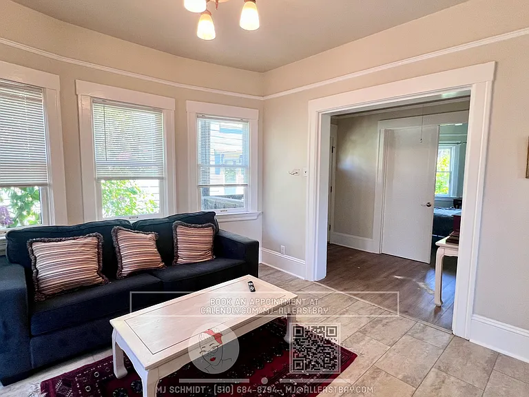 Large top floor 3 bedroom fully furnished walking distance to UC Berkeley Campus! — Photo 3