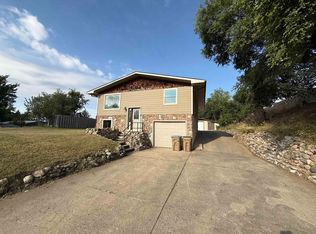 1129 6th St NE, Minot, ND 58703