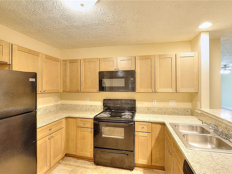 453 Tara Commons Cir — Photo 16