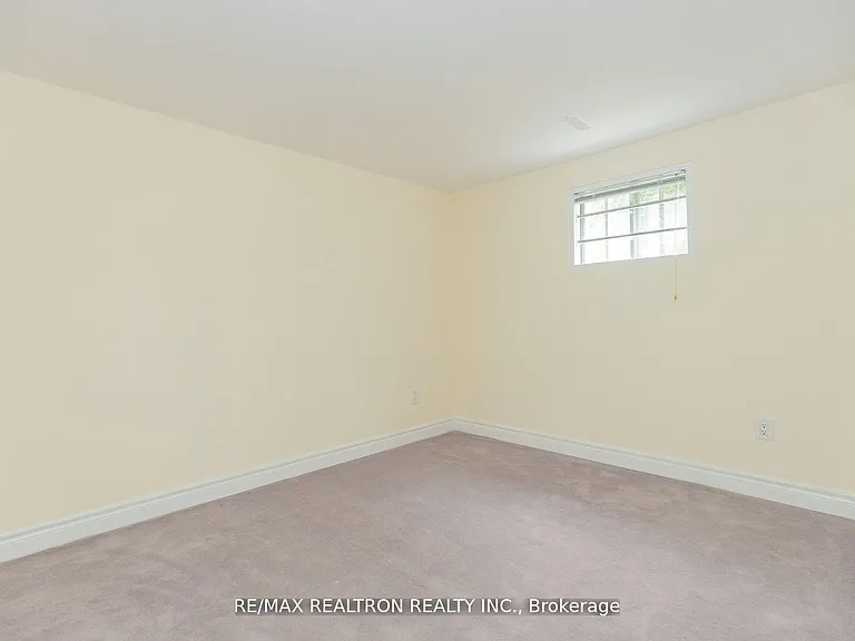 129 Sexton Cres #LOWER — Photo 8