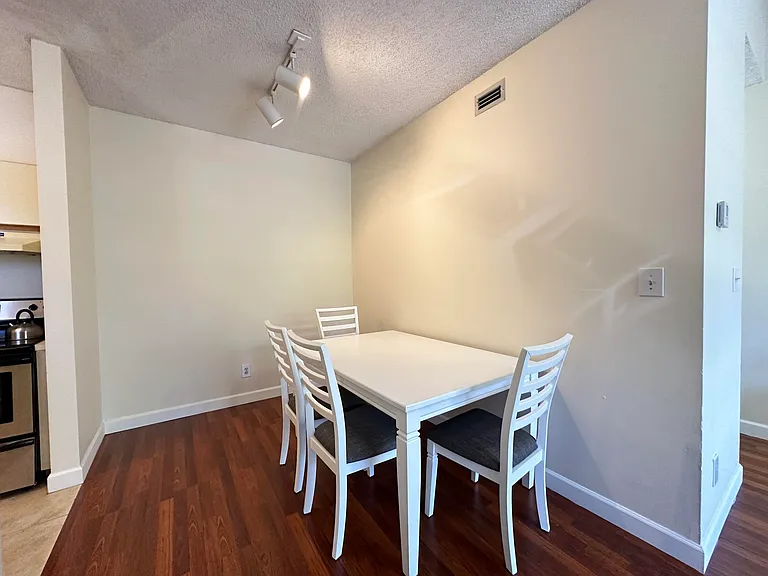 731 Cypress Ln #D — Photo 3