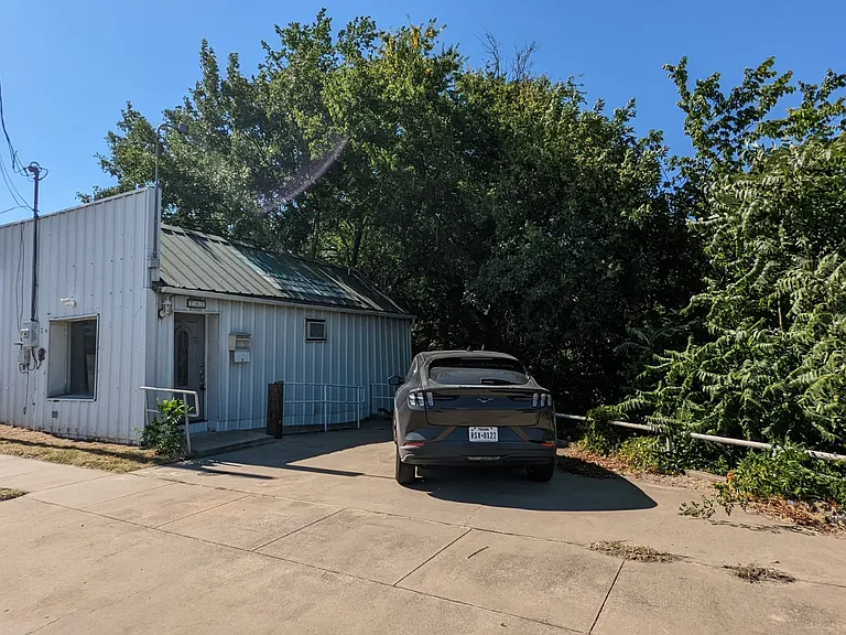 701 W Houston St — Photo 10