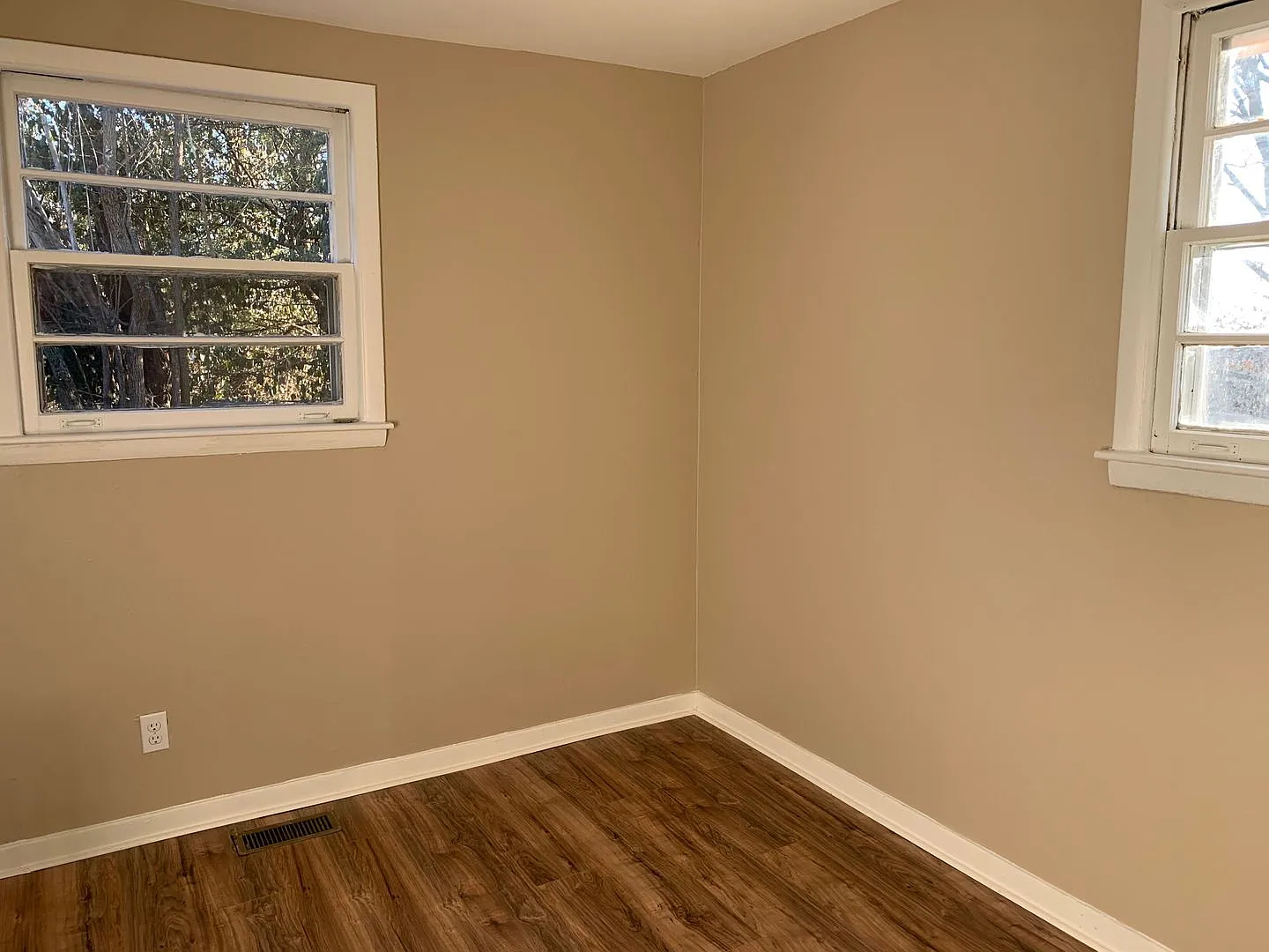 Cozy 2 bedroom, 1 bath with large yard — Photo 3