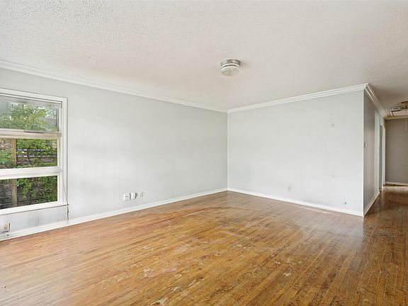 4th image of 209 Woodward St