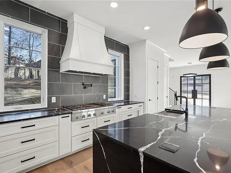 120 Thome Dr — Photo 14