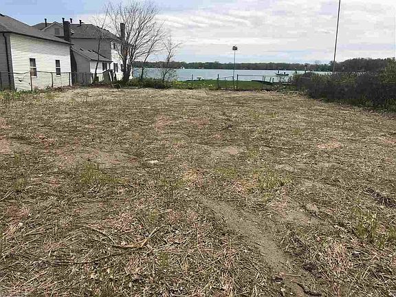 5th image of 1428 Saint Clair River Dr