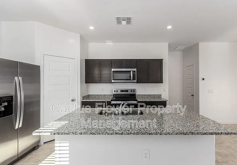 2037 W Shelly Ave — Photo 7