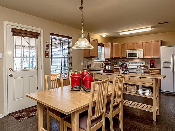 Or you could incorporate the nook space into the breakfast room to accommodate and even larger table.