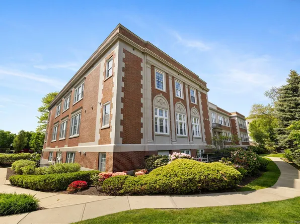 30 Schoolhouse Drive #202, West Hartford, CT 06110