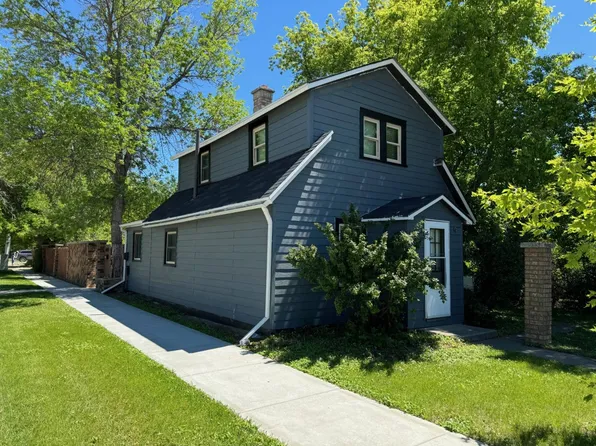 701 Thompson St, Bottineau, ND 58318