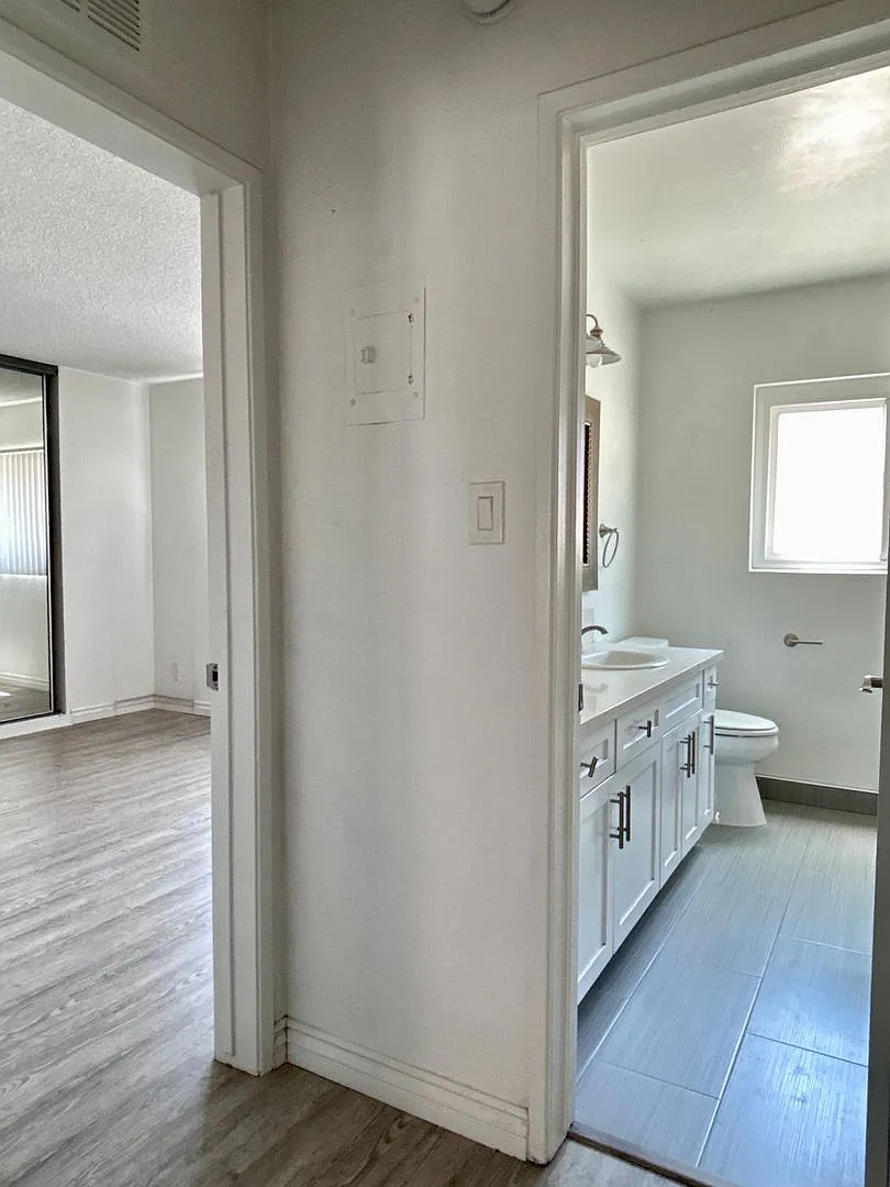 928 South Sherbourne Drive (6605) — Photo 3