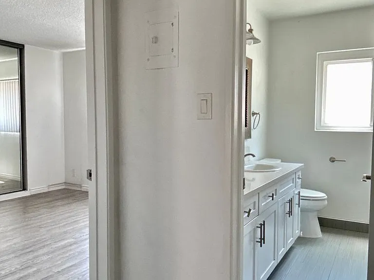 928 S Sherbourne Dr — Photo 3