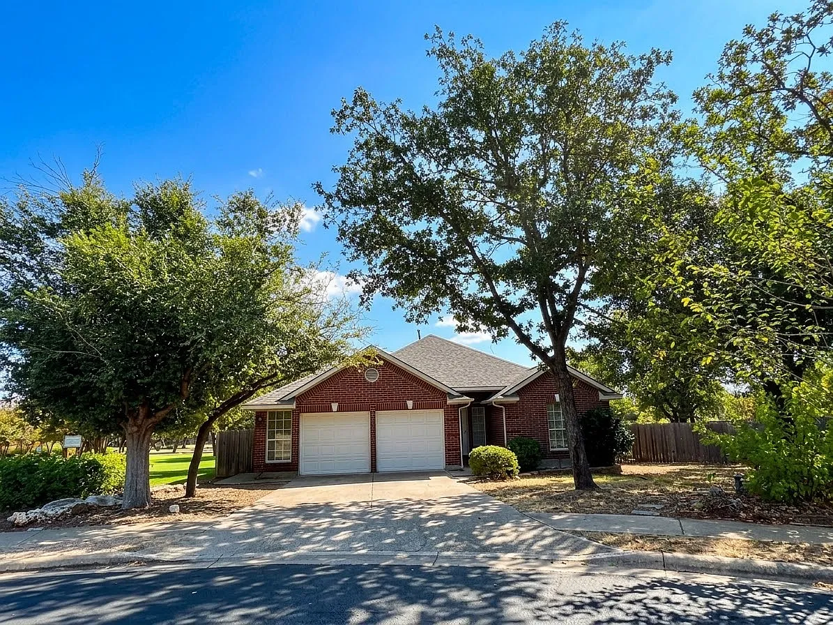 3 bed, 1872 sqft, $2,300 — Photo 2