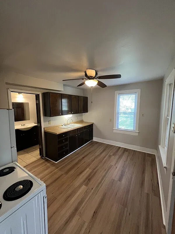 2 bed, 1.0 bath, $999 — Photo 1