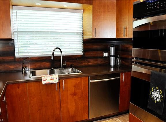 2nd image of 909 SW 48th Ter