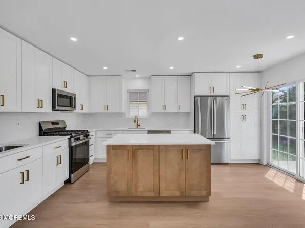 8 Skyline Drive, Lakewood, NJ 08701