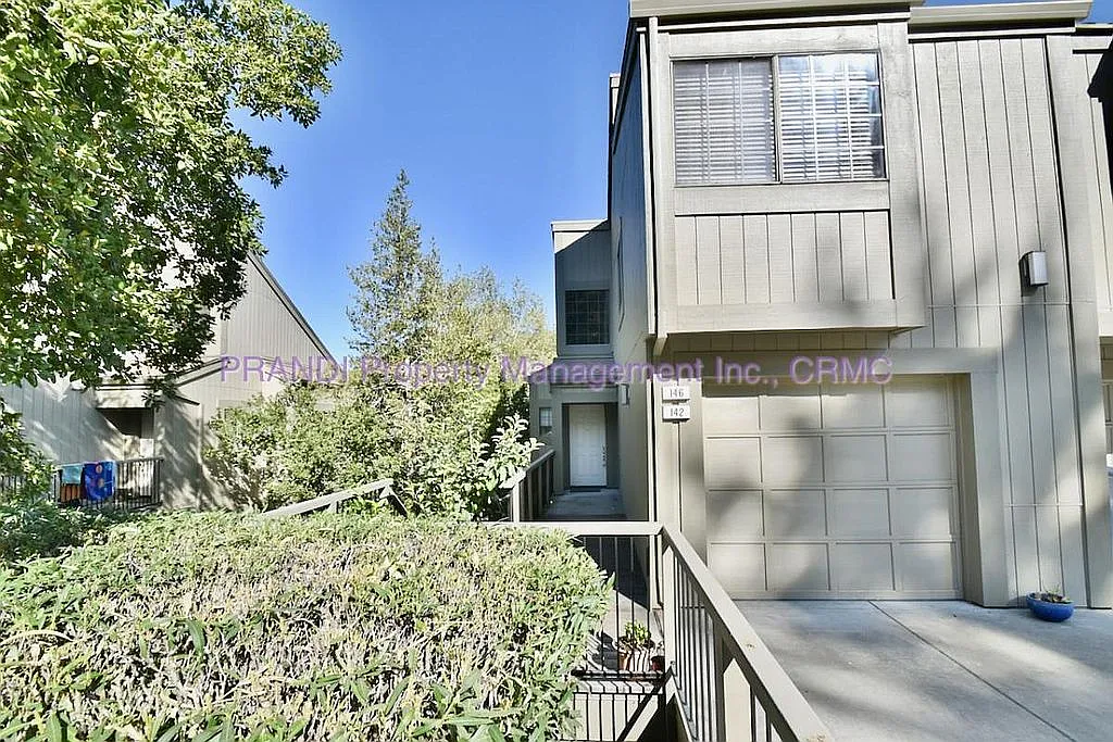 146 Pelican Ln photo 1
