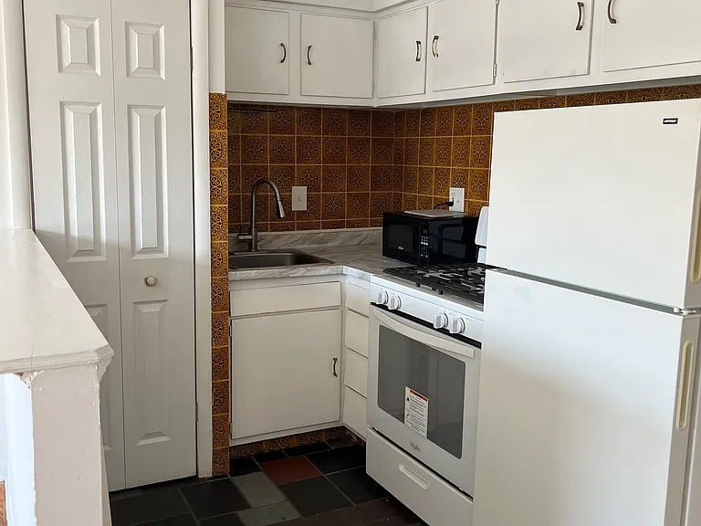 409 Naomi St #1 — Photo 8