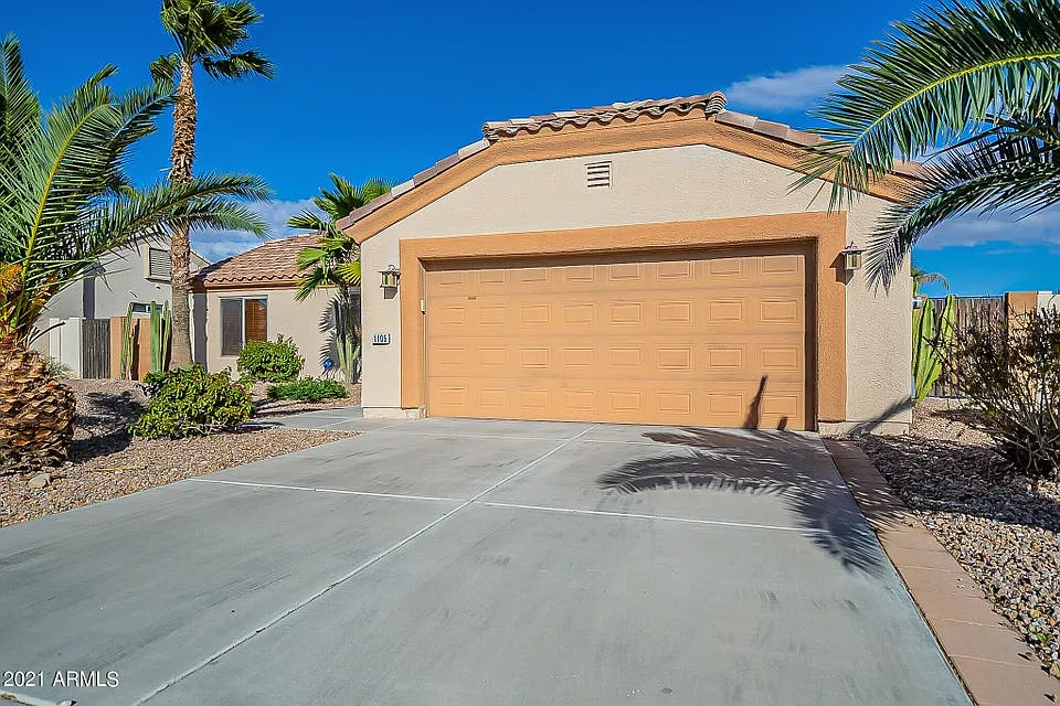 3 bed, 1.5 bath, 1321 sqft, $1,900 — Photo 2