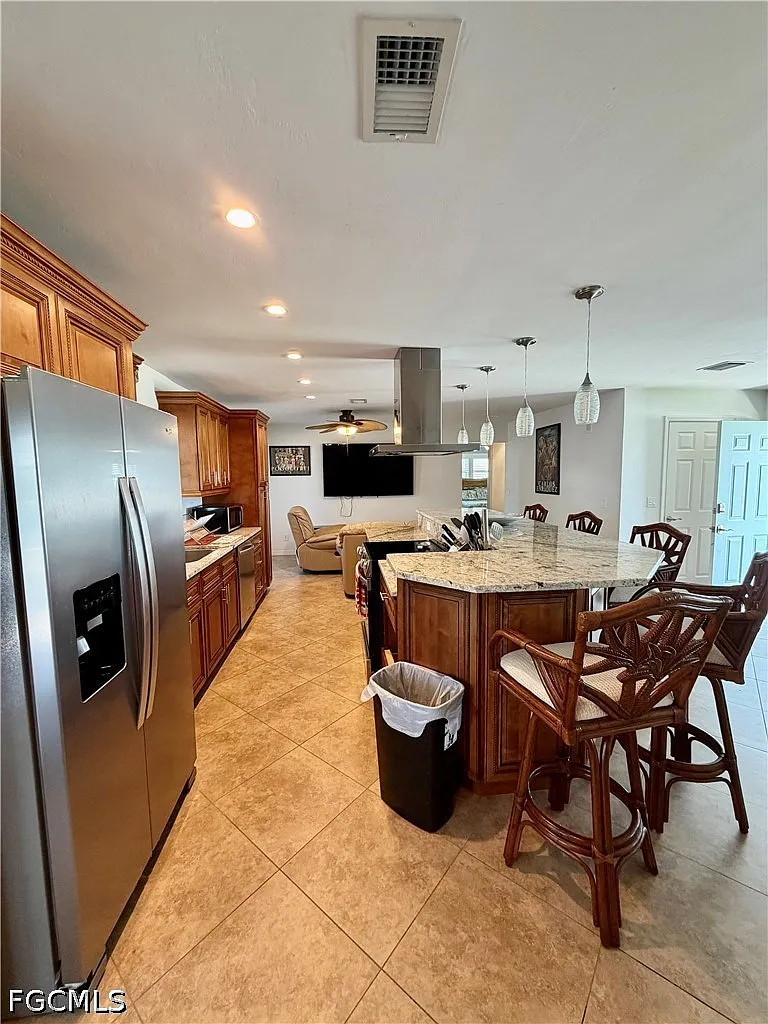 3 bed, 2.0 bath, 1356 sqft, $2,100 — Photo 4