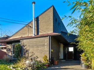 307 Henry St, Victoria, BC V9A3J1