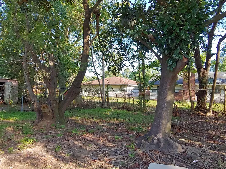 1626 Cloverdale Dr — Photo 2