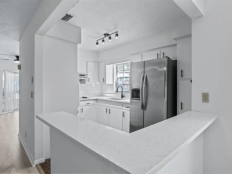 812 W Warren Ave — Photo 4