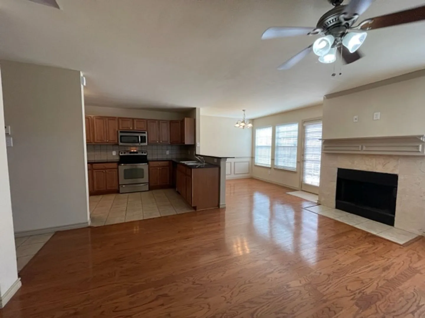 Gorgeous 3 bedroom Townhome for rent in Euless! — Photo 2