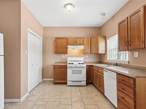 5th image of 5340-42 Marais St