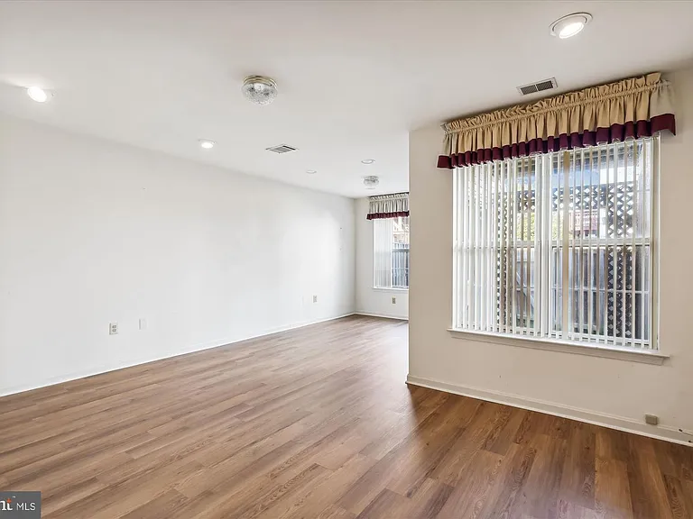 2409 Simpkins Farm Dr — Photo 4