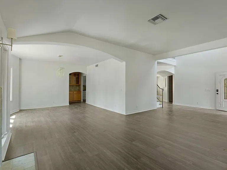 22100 Tiara St — Photo 8