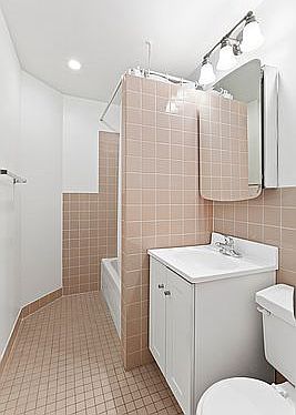4th image of 259 W 12th St #3D