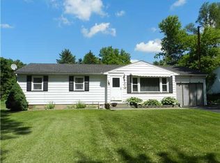 2 Chestnut Dr, Rochester, NY 14624