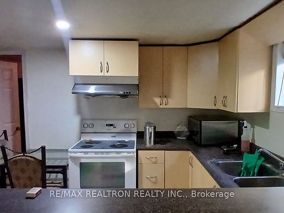 3rd image of 112 Petworth Cres