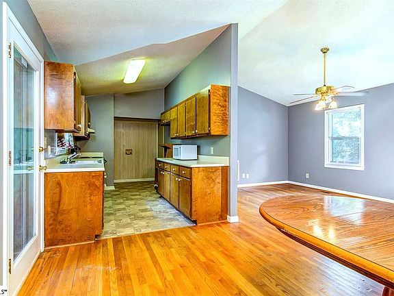 4th image of 322 Pinonwood Dr