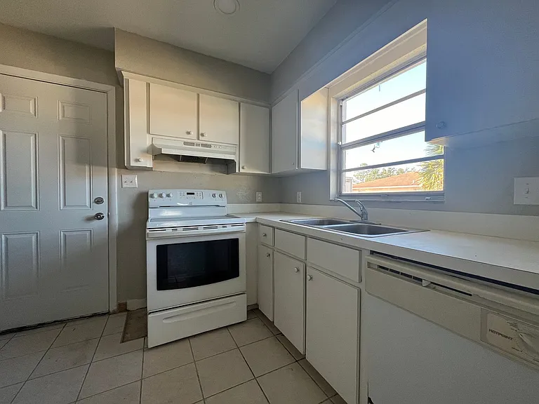 1712 W House St #B — Photo 3
