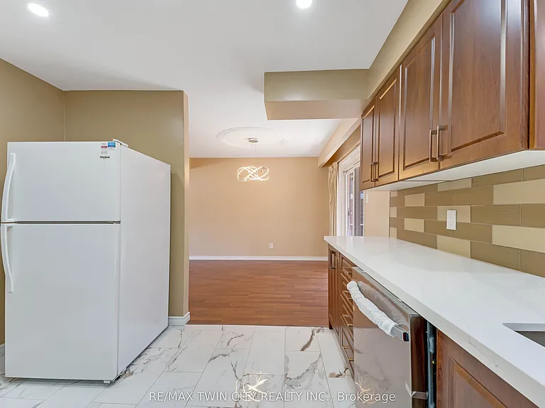 402 Lakeview Dr — Photo 9