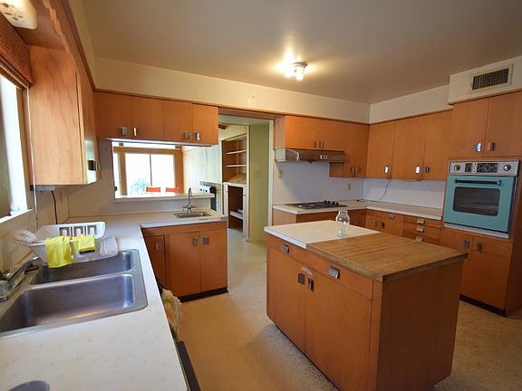 5th image of 404 S Faires St