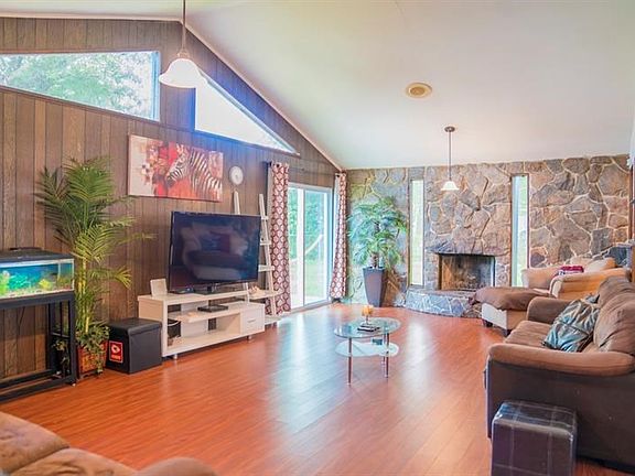 4th image of 809 Monaco Dr