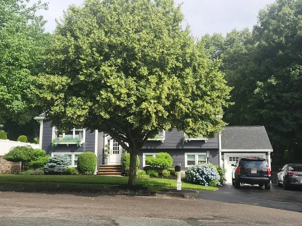 18 Alyssa Dr, Wakefield, MA 01880