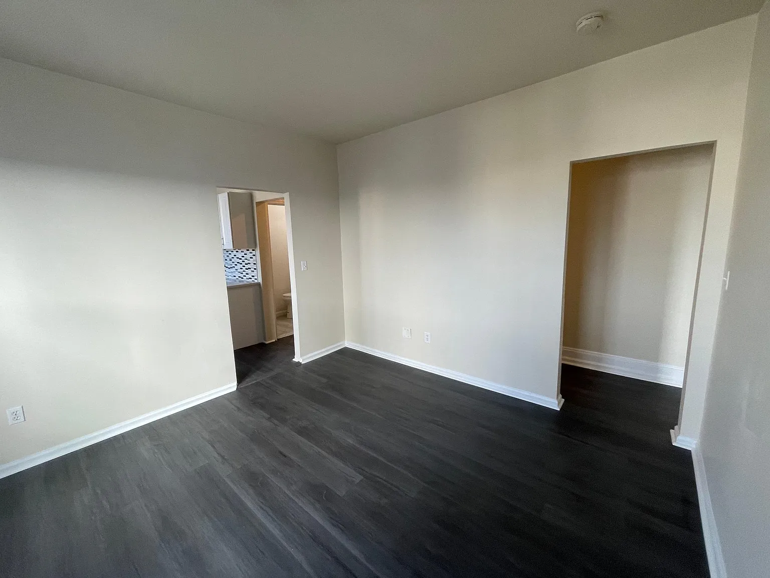 3 bed, 1000 sqft, $2,200 — Photo 3